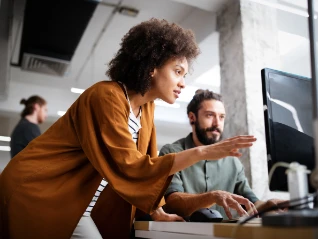desk-two-employees-discussion